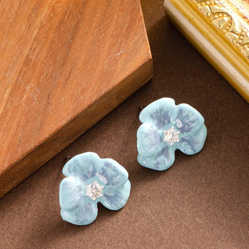 French sweet fairy fan with diamonds, blue drip oil flower stud earrings, light luxury and elegant earrings, niche design
French sweet fairy fan with diamonds, blue drip oil flower stud earrings, light luxury and elegant earrings, niche design