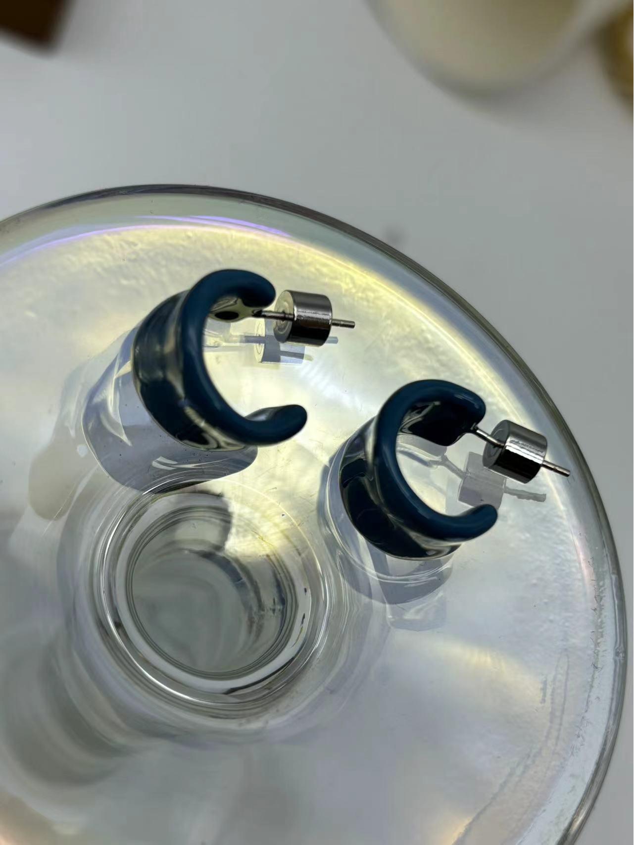 Multicolored Textured Enamel Small Hoop Earrings - Niche, High-End, Simple Fashion, Versatile Temperament.
Multicolored Textured Enamel Small Hoop Earrings - Niche, High-End, Simple Fashion, Versatile Temperament.