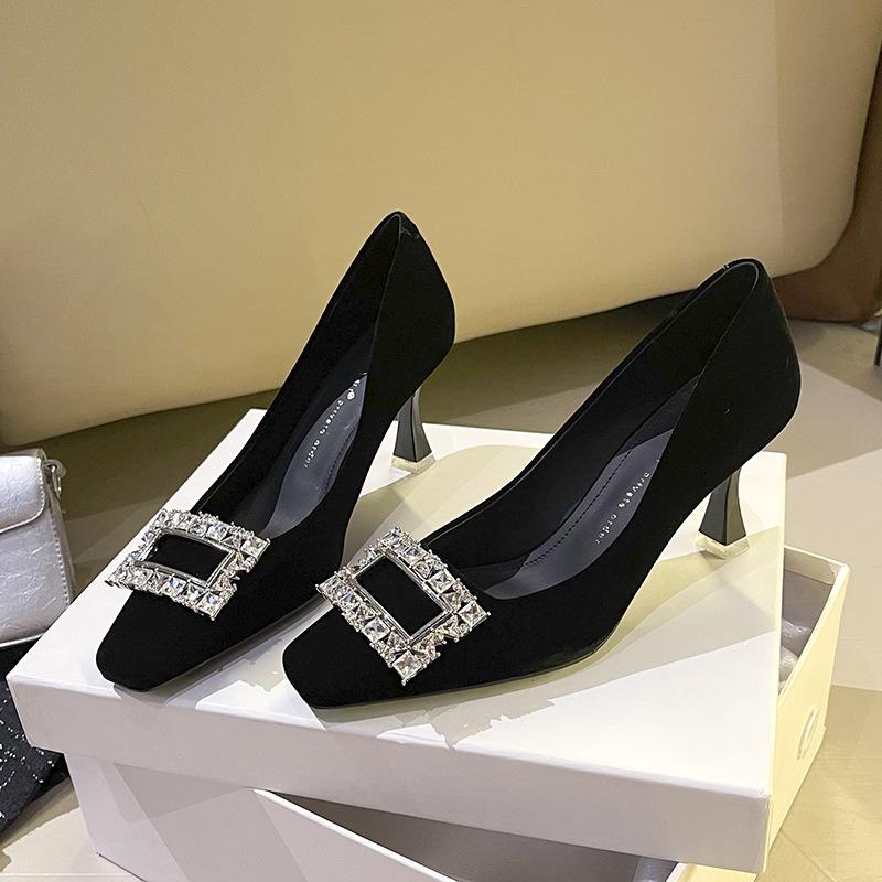 Beautiful rhinestone square buckle Chinese Xiuhe wedding shoes bride shoes women s square head high heel cashmere single shoes are not tired 37 чорний
Beautiful rhinestone square buckle Chinese Xiuhe wedding shoes bride shoes women s square head high heel cashmere single shoes are not tired 37 чорний