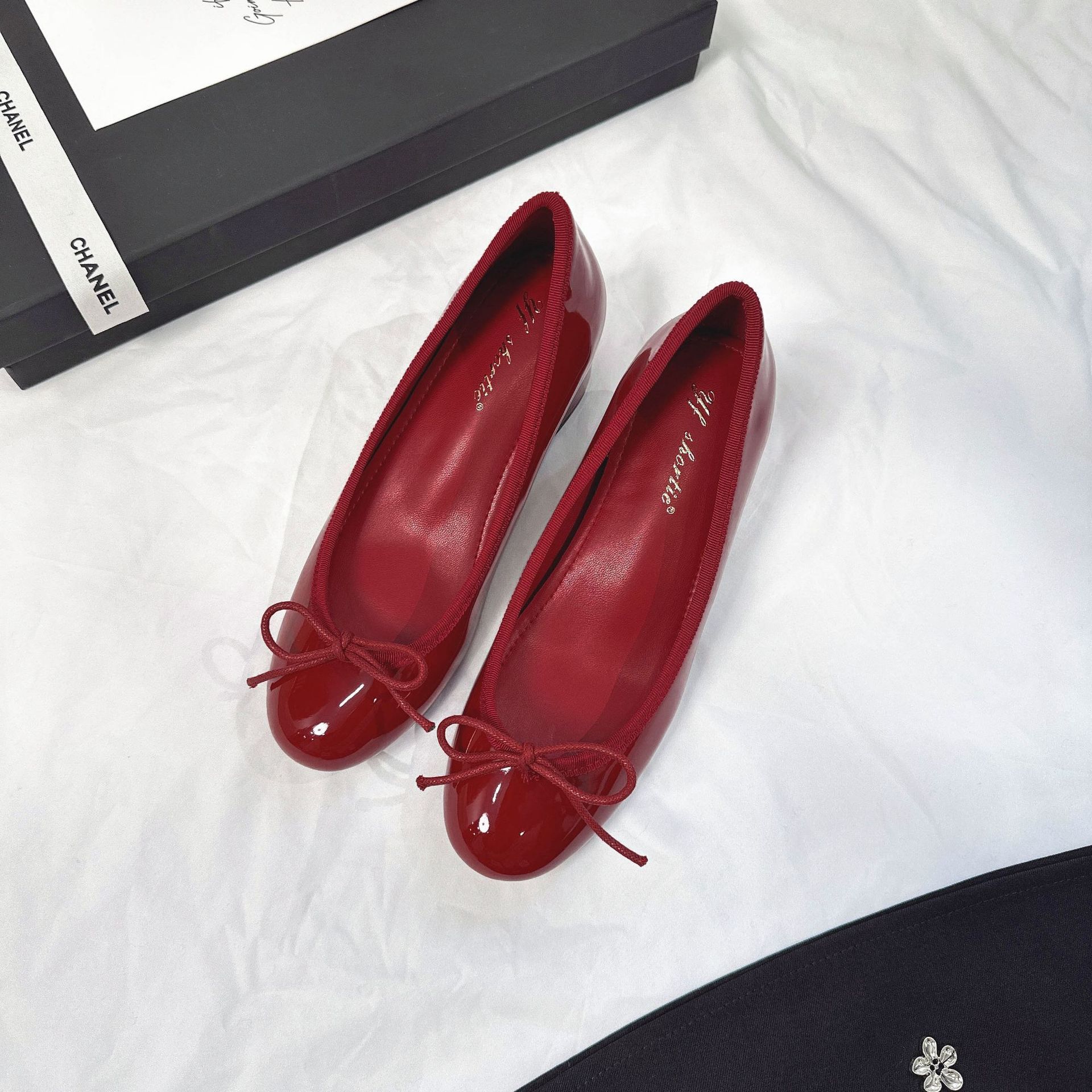 Sheepskin version~ 6 cm height increase bow thick heel shallow mouth single shoes women s autumn new French patent leather round head ballet shoes 39 красный
Sheepskin version~ 6 cm height increase bow thick heel shallow mouth single shoes women s autumn new French patent leather round head ballet shoes 39 красный