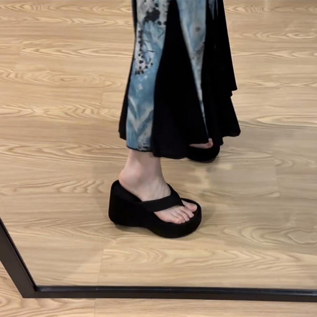 Small person increases height, thick-soled flip-flops for women s summer outer wear, pinch feet, leather muffin slippers, slope heel sandals 40
Small person increases height, thick-soled flip-flops for women s summer outer wear, pinch feet, leather muffin slippers, slope heel sandals 40