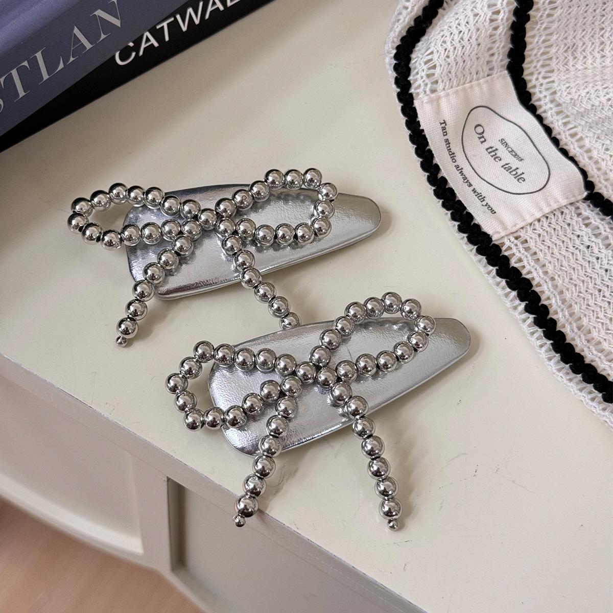 Korean version of the new metallic silver beads bow hairpin leather break clip sweet temperament versatile side accessories girl
Korean version of the new metallic silver beads bow hairpin leather break clip sweet temperament versatile side accessories girl