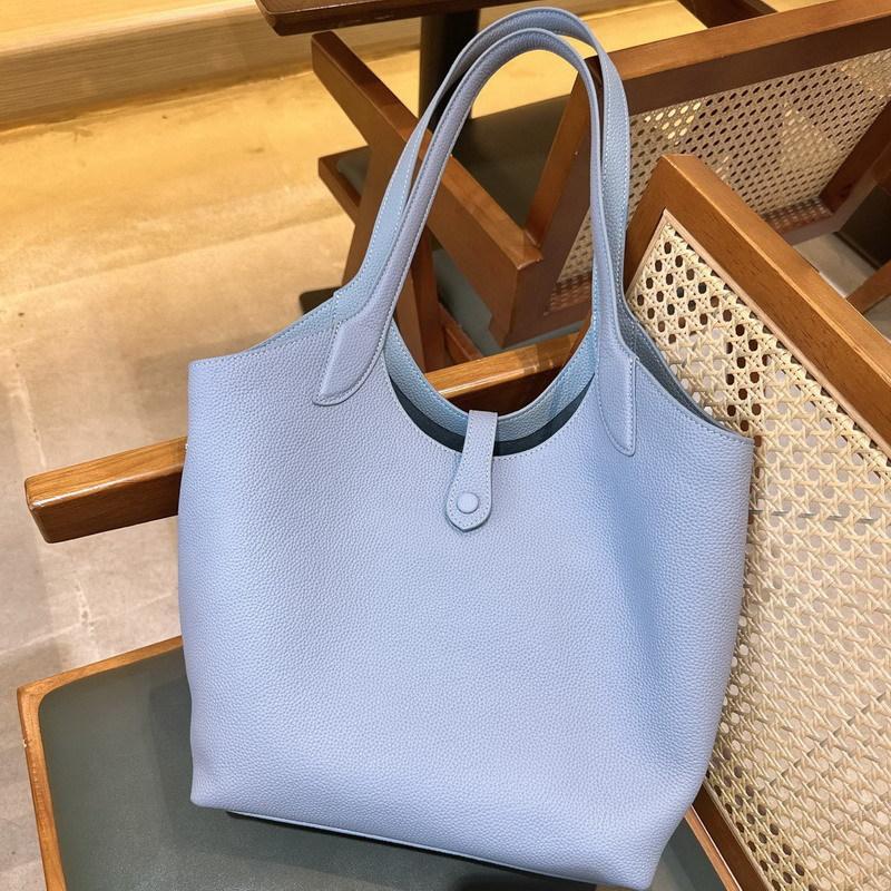 New casual first-layer cowhide leather bucket bag vegetable basket tote bag portable shoulder messenger bag women s bag 29cm*9cm*28cm небо синє кольору
New casual first-layer cowhide leather bucket bag vegetable basket tote bag portable shoulder messenger bag women s bag 29cm*9cm*28cm небо синє кольору