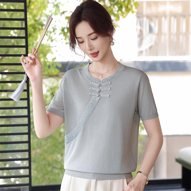 Vintage 50s Style Ice Silk Knit Cardigan T-shirt for Middle-aged & Elderly Women – Mandarin Collar & Short Sleeves XL (100-110 lbs) сірий колір/синій
Vintage 50s Style Ice Silk Knit Cardigan T-shirt for Middle-aged & Elderly Women – Mandarin Collar & Short Sleeves XL (100-110 lbs) сірий колір/синій