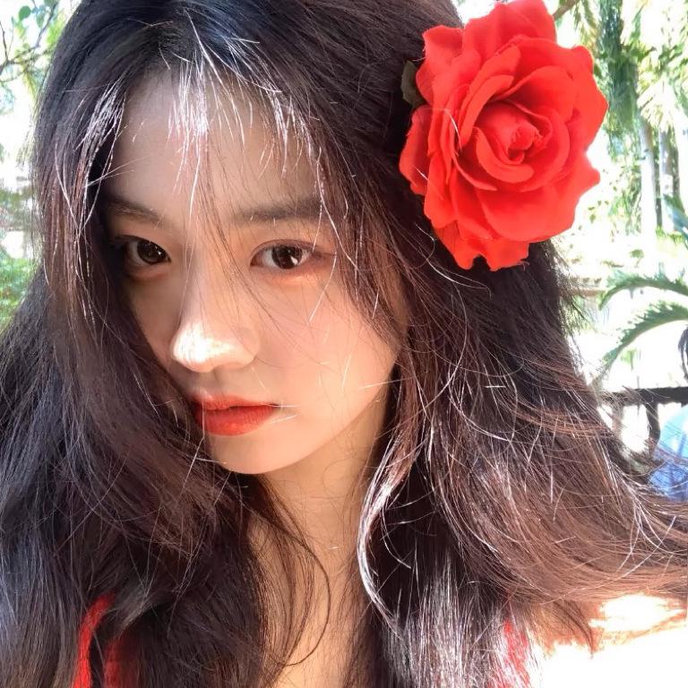 Elegant Red Rose Hair Clip for Women – Small Side Clip for Forehead and Bangs, Perfect Flower Hairpin Accessory
Elegant Red Rose Hair Clip for Women – Small Side Clip for Forehead and Bangs, Perfect Flower Hairpin Accessory