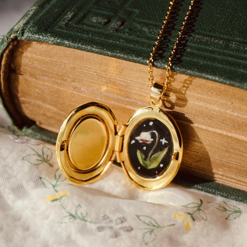 Vintage Gold Cherry Lockbox Necklace Niche Art Style Openable Pendant Versatile Clavicle Chain
Vintage Gold Cherry Lockbox Necklace Niche Art Style Openable Pendant Versatile Clavicle Chain