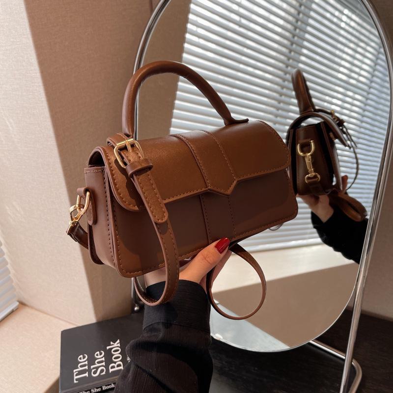 Женская сумка через плечо с вышивкой в стиле ретро 2024 года — простая, универсальная, однотонная, квадратная модель коричневый
Женская сумка через плечо с вышивкой в стиле ретро 2024 года — простая, универсальная, однотонная, квадратная модель коричневый