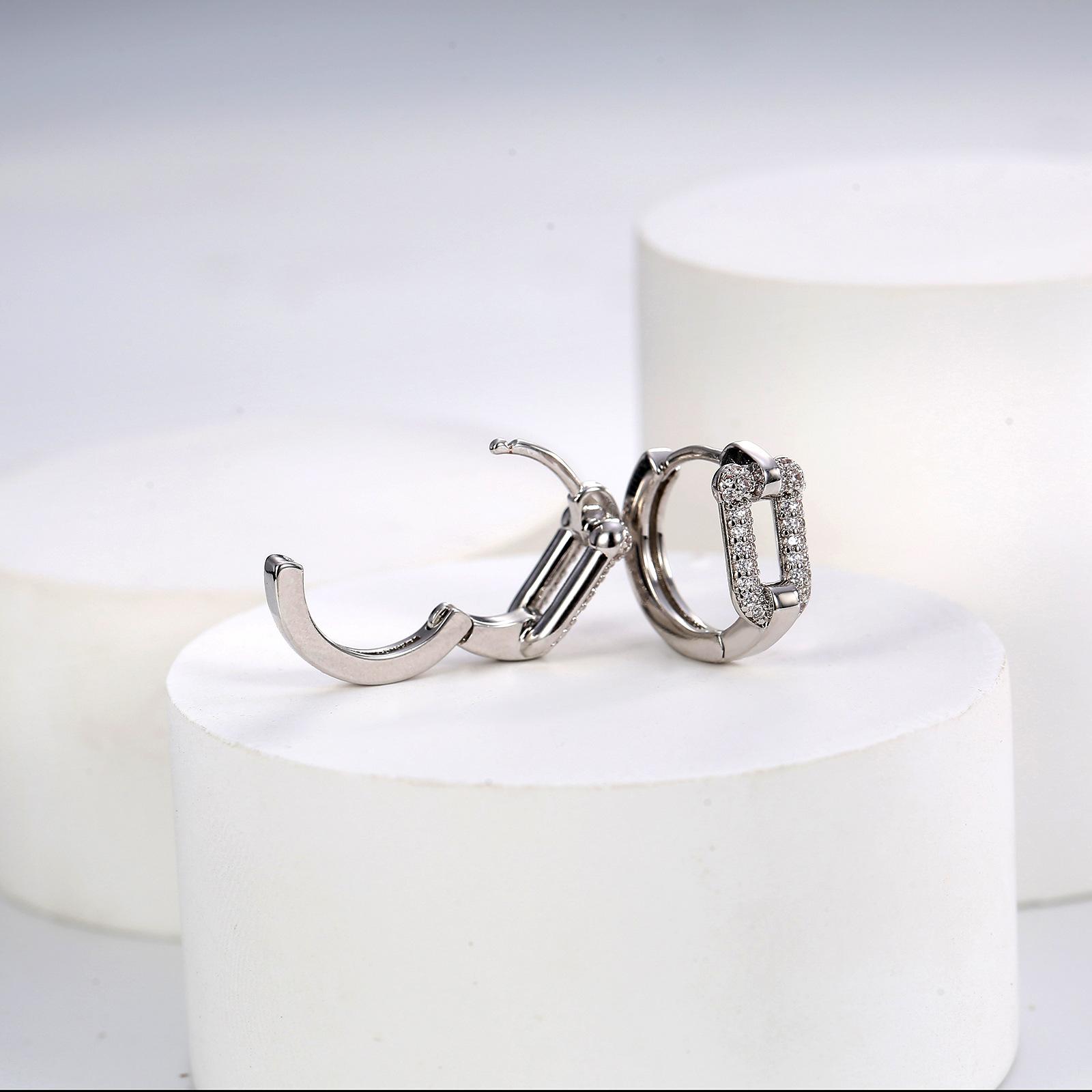 Универсальные серьги для поездок на работу, модные, модные, OL, изысканные, элегантные, темпераментные, полые, с пряжкой в виде подковы, серьги из циркония, легкие, роскошные, с пряжками для ушей
Универсальные серьги для поездок на работу, модные, модные, OL, изысканные, элегантные, темпераментные, полые, с пряжкой в виде подковы, серьги из циркония, легкие, роскошные, с пряжками для ушей