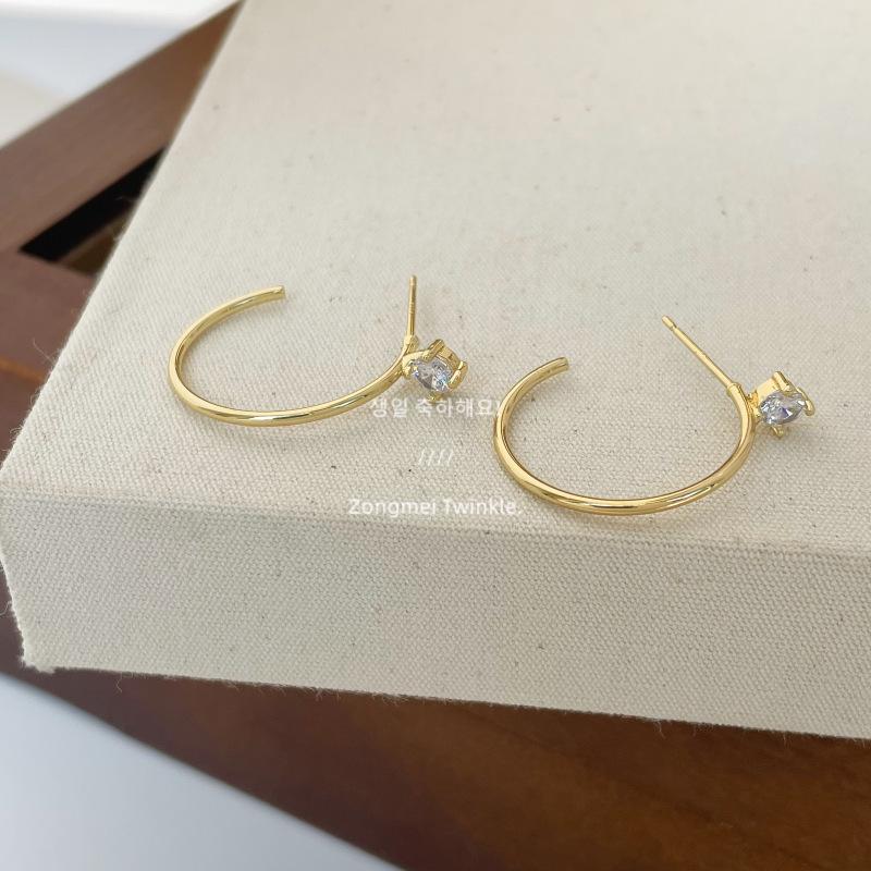 Silver Imitation Diamond Thin Hoop Earrings for Women - High-End Look, Face-Slimming Effect, New 2026 Autumn/Winter Fashion.
Silver Imitation Diamond Thin Hoop Earrings for Women - High-End Look, Face-Slimming Effect, New 2026 Autumn/Winter Fashion.
