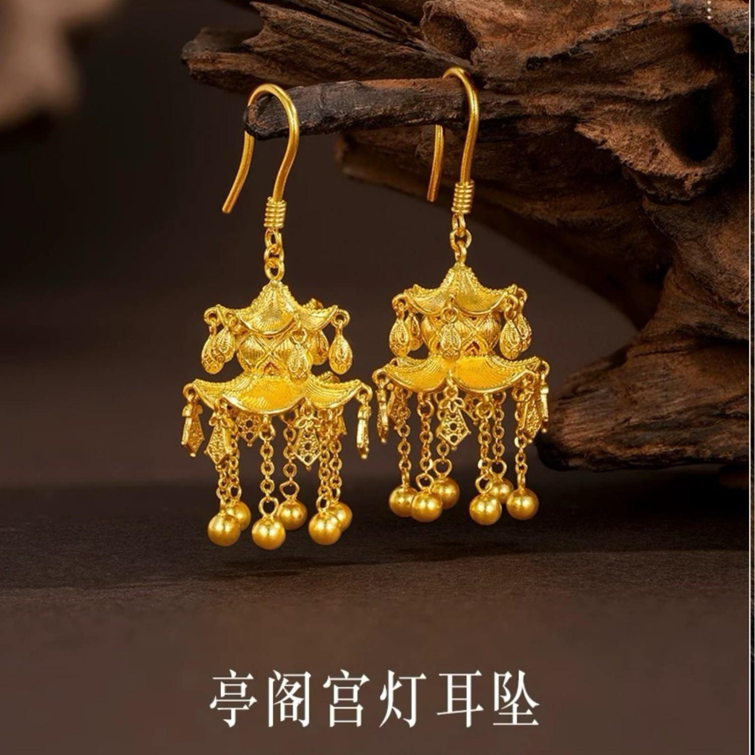 Women s 24K Gold (AU999) Ancient Pavilion Lantern Earrings | Matte-Gilt Two-Tone Lantern, Chiseled Lotus with Pearl Tassel золотий
Women s 24K Gold (AU999) Ancient Pavilion Lantern Earrings | Matte-Gilt Two-Tone Lantern, Chiseled Lotus with Pearl Tassel золотий