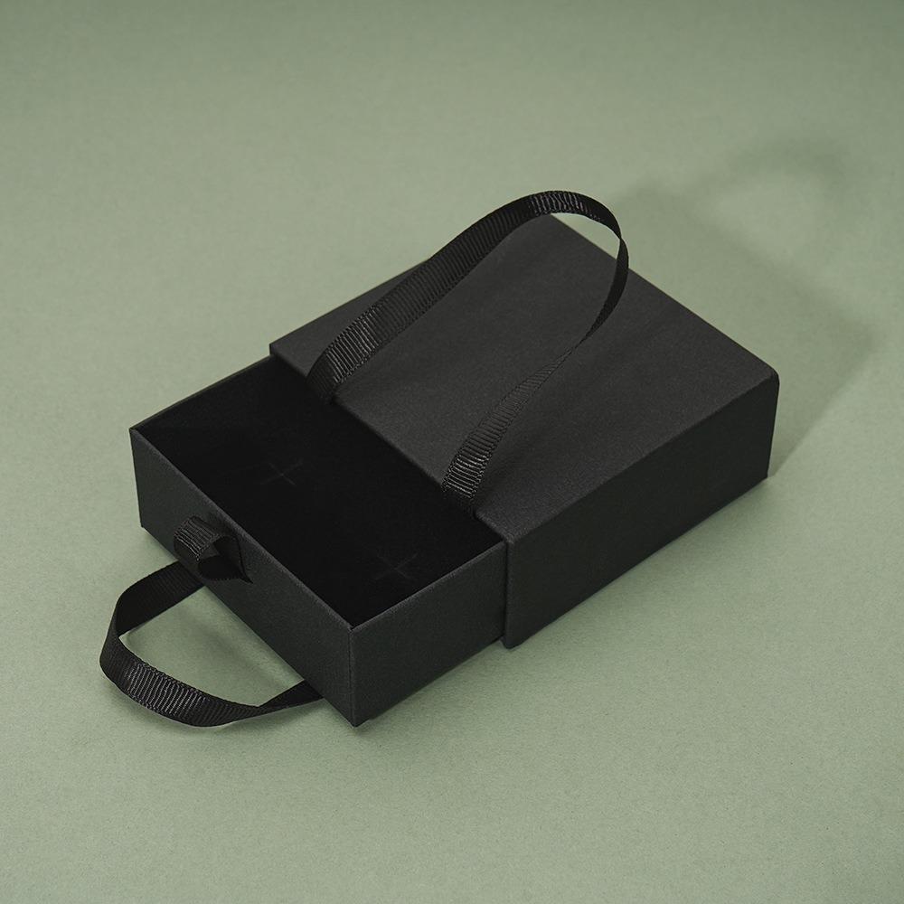 Бумажный кейс-витрина для хранения Портативная упаковочная коробка для ювелирных изделий Серьги Кольцо Подвеска Браслет Ожерелье чёрный
Бумажный кейс-витрина для хранения Портативная упаковочная коробка для ювелирных изделий Серьги Кольцо Подвеска Браслет Ожерелье чёрный