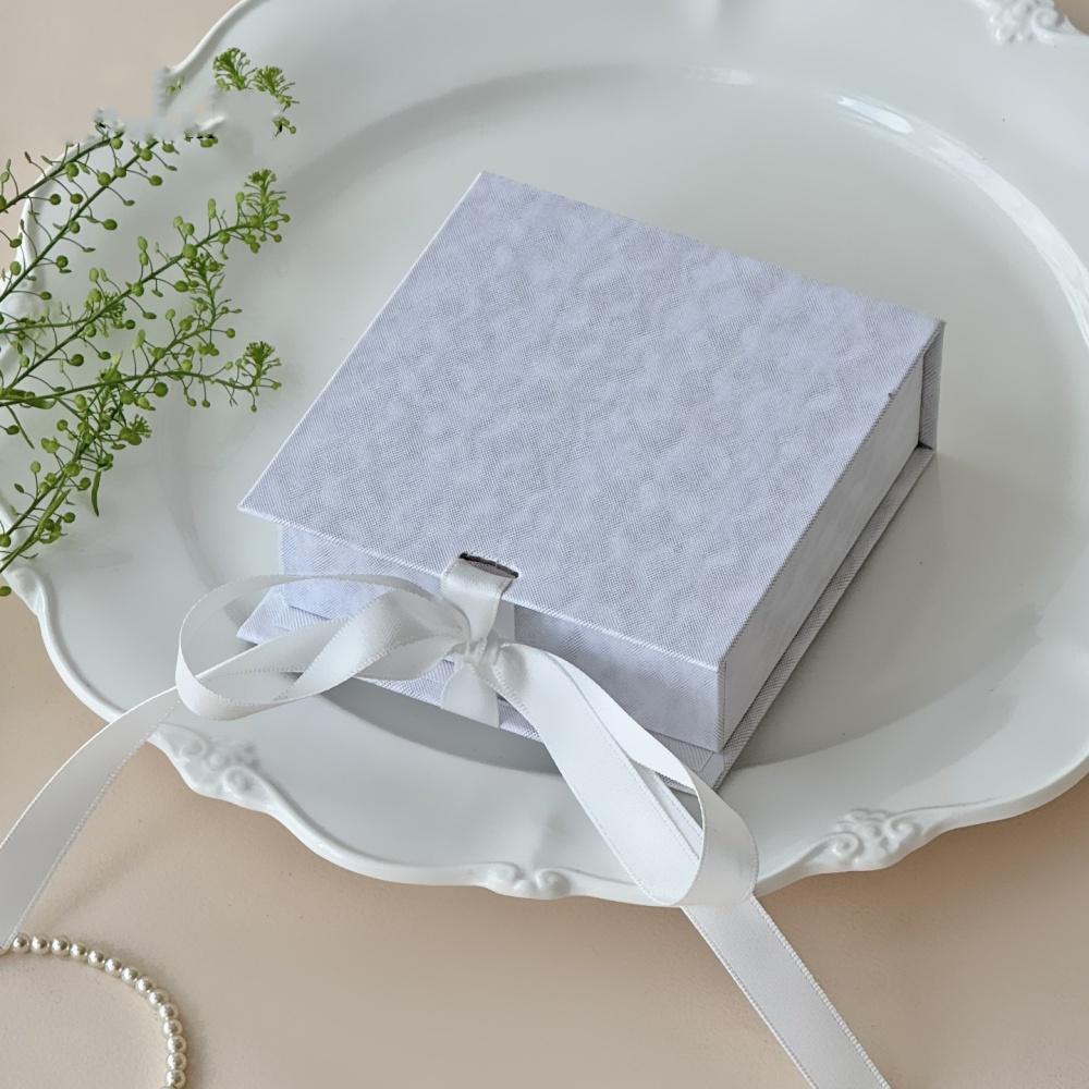 Flip Jewelry Organizer Silk Satin Book Shaped Jewelry Case Bowknot Jewelry Box Portable Wedding Gift Packaging Box For Wedding белый
Flip Jewelry Organizer Silk Satin Book Shaped Jewelry Case Bowknot Jewelry Box Portable Wedding Gift Packaging Box For Wedding белый