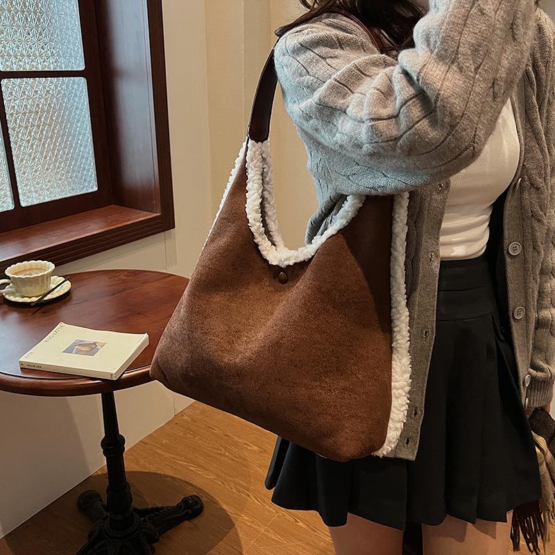 Вместительная замшевая сумка через плечо женская 2025 новая сумка под мышкой для поездок на работу универсальная сумка-тоут из овечьей шерсти 38*10*37