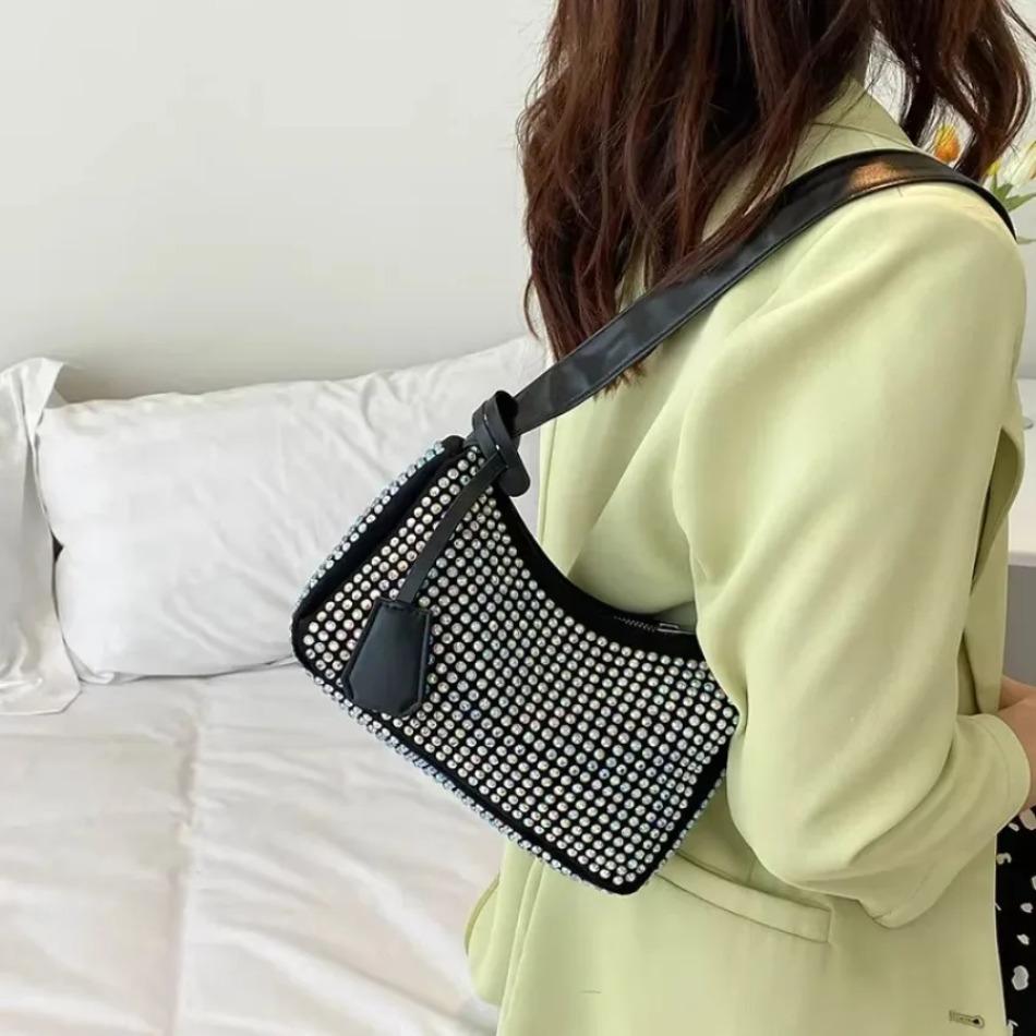 New Small Square Bags Luxury Bright Diamond Lady Bag Summer Trend Fashion Single Shoulder Armpit Bag Color Western Fashion різнокольоровий
New Small Square Bags Luxury Bright Diamond Lady Bag Summer Trend Fashion Single Shoulder Armpit Bag Color Western Fashion різнокольоровий