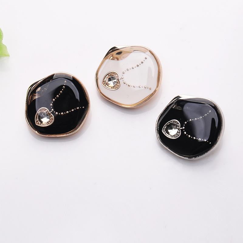 5pcs Creative Necklace Pattern Buttons 18/23mm High Quality Metal Buttons Woman s Clothing Accessories 18mm
5pcs Creative Necklace Pattern Buttons 18/23mm High Quality Metal Buttons Woman s Clothing Accessories 18mm