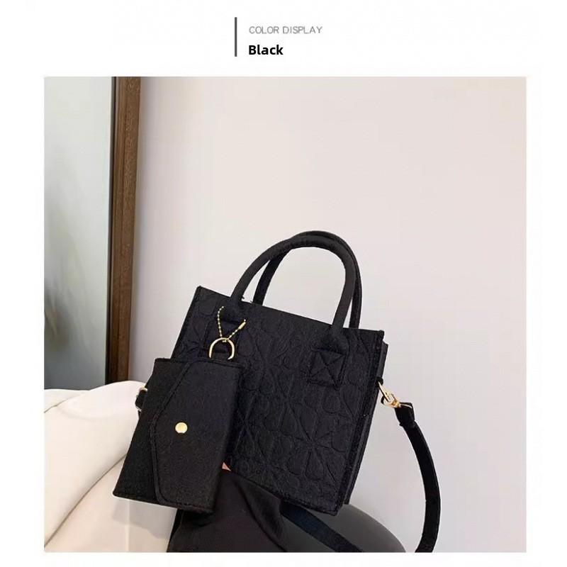 Маленькая сумочка с нишевой текстурой, простая и универсальная, модный войлок, на одно плечо, кроссбоди, сумка для мамы, набор из двух предметов 20*18*10cm чёрный
Маленькая сумочка с нишевой текстурой, простая и универсальная, модный войлок, на одно плечо, кроссбоди, сумка для мамы, набор из двух предметов 20*18*10cm чёрный