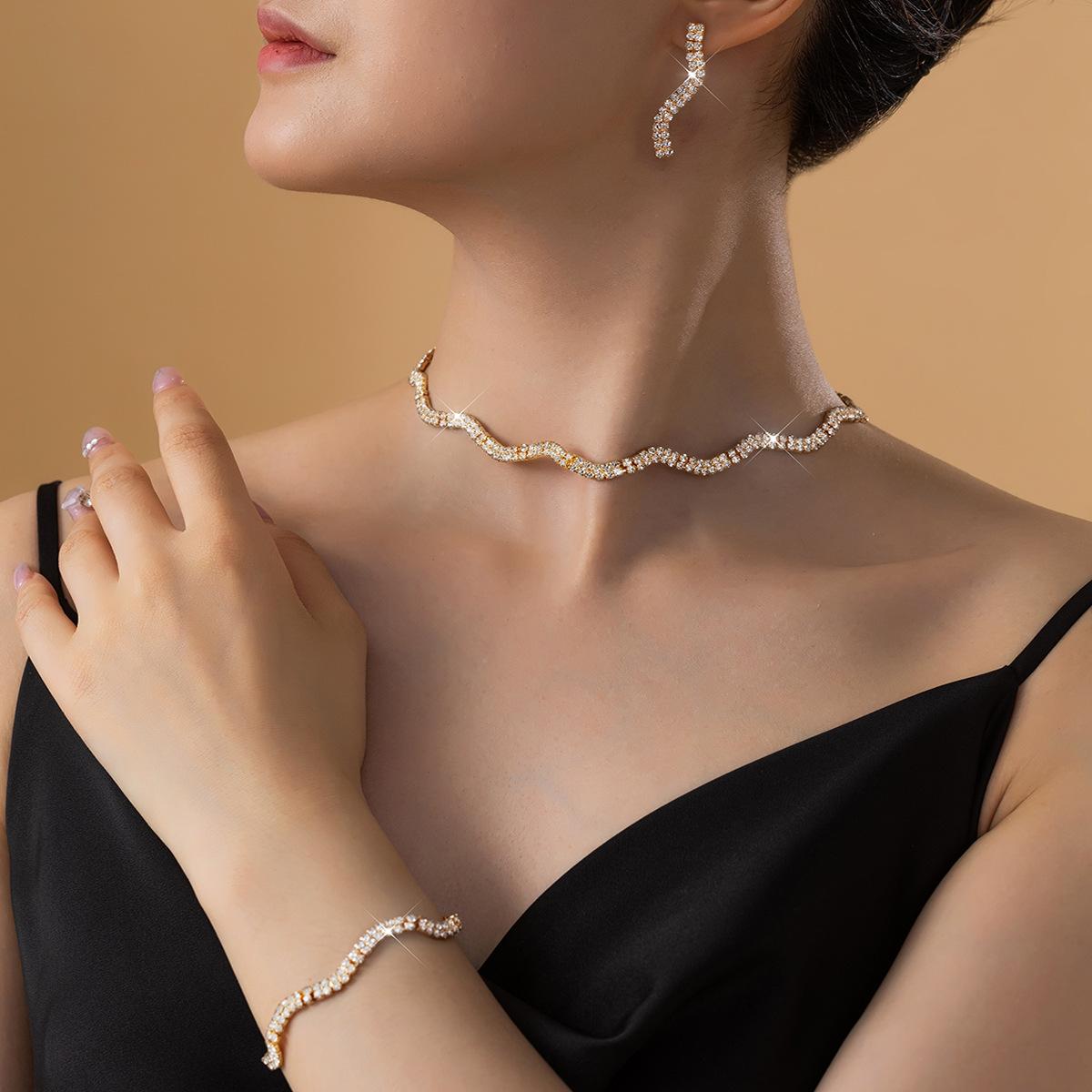 Women s simple wave bride necklace hand jewelry earrings wedding jewelry three-piece set exquisite shiny wedding accessories золотой
Women s simple wave bride necklace hand jewelry earrings wedding jewelry three-piece set exquisite shiny wedding accessories золотой