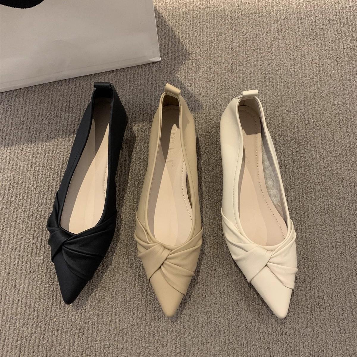 Pointed head shallow mouth evening single shoes women s spring 2025 new French soft surface thick heel ladyshoes small leather shoes Doudou shoes 35
Pointed head shallow mouth evening single shoes women s spring 2025 new French soft surface thick heel ladyshoes small leather shoes Doudou shoes 35