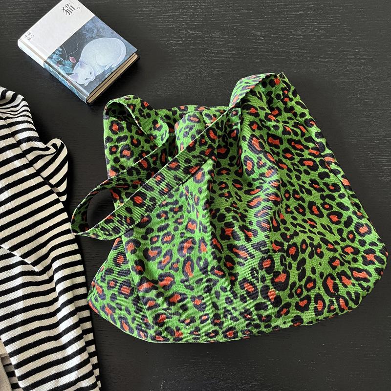 ins super fire green leopard print canvas bag star same corduroy printing large capacity shoulder messenger bag
ins super fire green leopard print canvas bag star same corduroy printing large capacity shoulder messenger bag