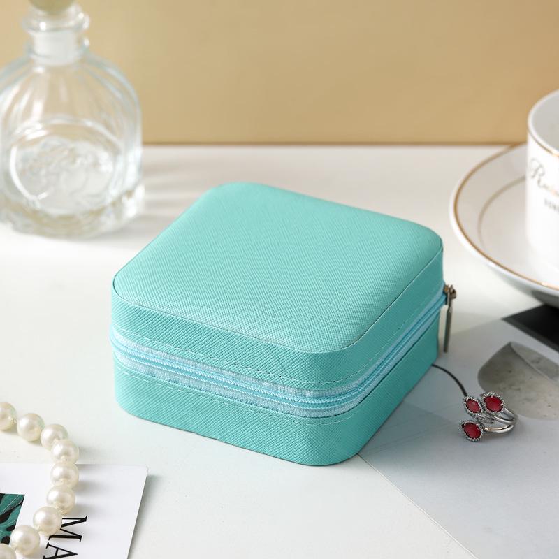 Запираемая кожаная дорожная шкатулка для ювелирных изделий - маленькая, портативная, высококачественная подарочная коробка 10x10x5 cm светло-синий
Запираемая кожаная дорожная шкатулка для ювелирных изделий - маленькая, портативная, высококачественная подарочная коробка 10x10x5 cm светло-синий