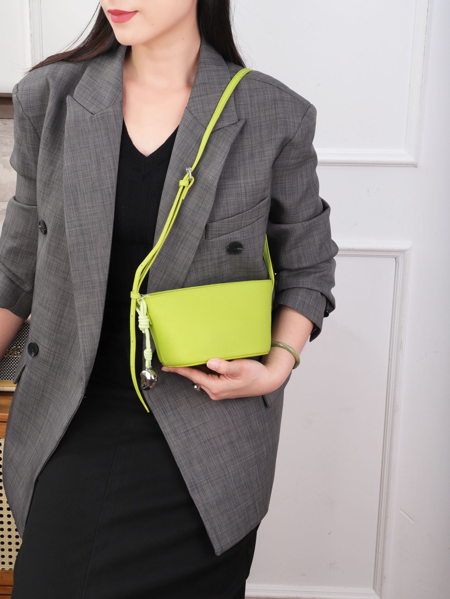 First Layer Cowhide Women S Bag Student Shoulder Oblique Span Ingot Temperament Commuter Leather Bag неоновый жёлтый
First Layer Cowhide Women S Bag Student Shoulder Oblique Span Ingot Temperament Commuter Leather Bag неоновый жёлтый