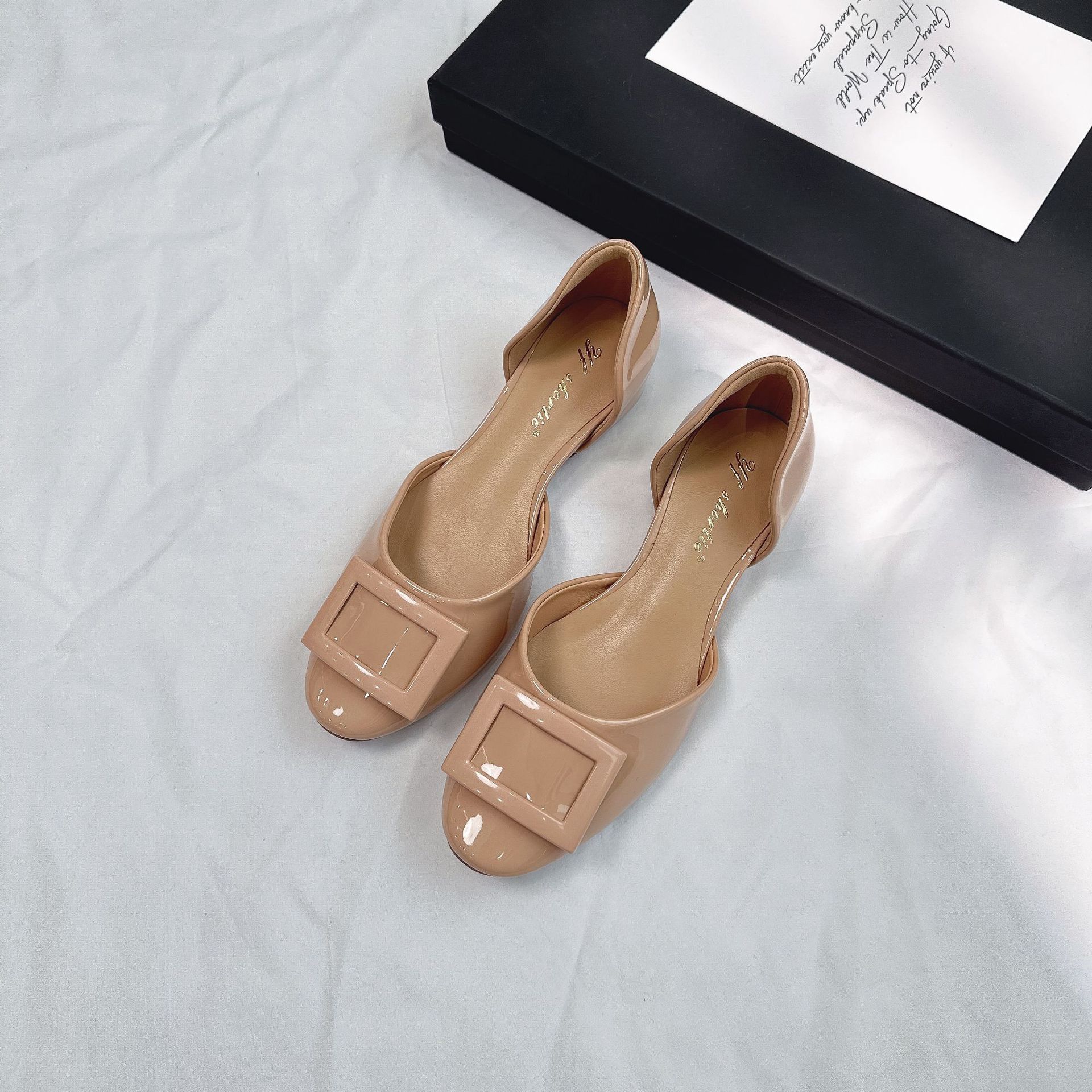 Height increase 4CM paint square buckle patent leather hollow single shoes women s 2025 new Xiaoxiangfeng round head shallow mouth flat shoes 34 тілесний
Height increase 4CM paint square buckle patent leather hollow single shoes women s 2025 new Xiaoxiangfeng round head shallow mouth flat shoes 34 тілесний