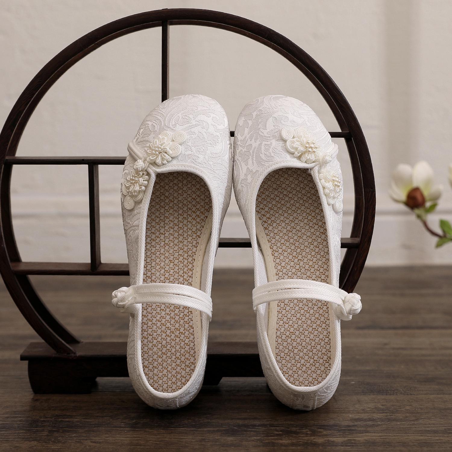 Women s Frog Button Embroidered Hanfu Shoes - Spring/Summer Low Heel Cloth Shoes with Height Increasing Design for Ethnic Style and Tea Ceremony. 39
Women s Frog Button Embroidered Hanfu Shoes - Spring/Summer Low Heel Cloth Shoes with Height Increasing Design for Ethnic Style and Tea Ceremony. 39