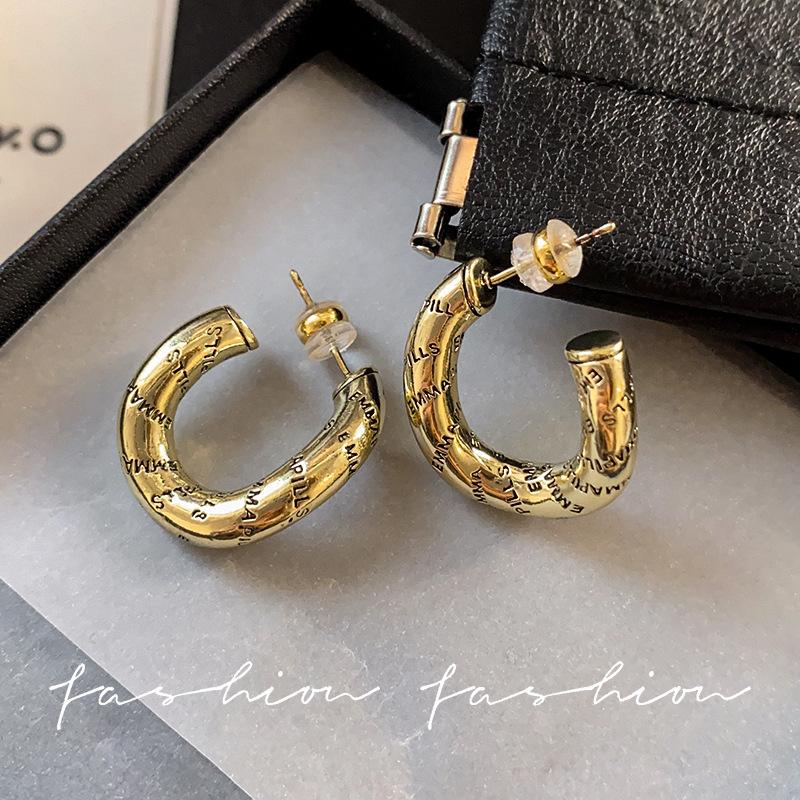 European and American bronze old retro gold and silver letter earrings women s light luxury high-end unique cold wind stud earrings
European and American bronze old retro gold and silver letter earrings women s light luxury high-end unique cold wind stud earrings