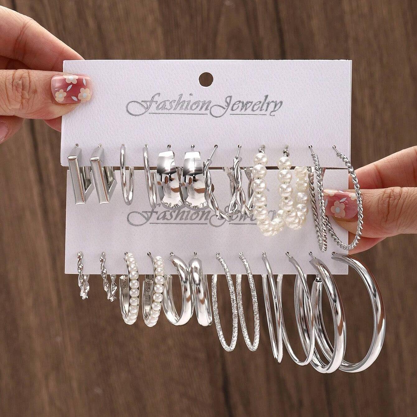 Hot-selling simple earrings pair suit femininity versatile personality exaggerated pearl earrings
Hot-selling simple earrings pair suit femininity versatile personality exaggerated pearl earrings
