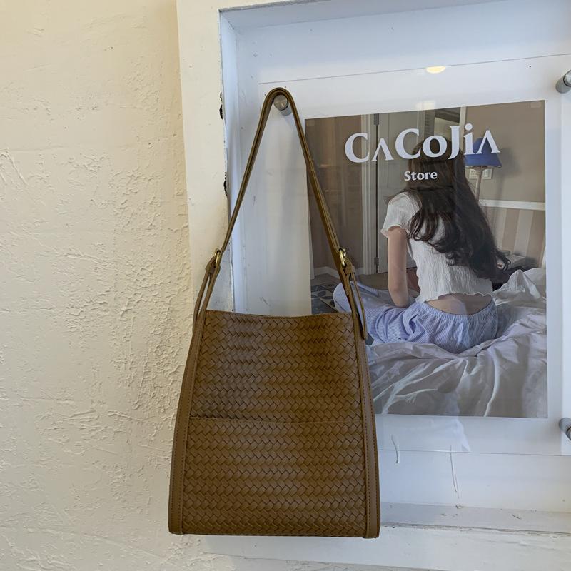 Премиальная ретро плетеная сумка-ведро, новая сумка-тоут через плечо большой вместимости, повседневная ленивая сумка под мышкой. хаки
Премиальная ретро плетеная сумка-ведро, новая сумка-тоут через плечо большой вместимости, повседневная ленивая сумка под мышкой. хаки