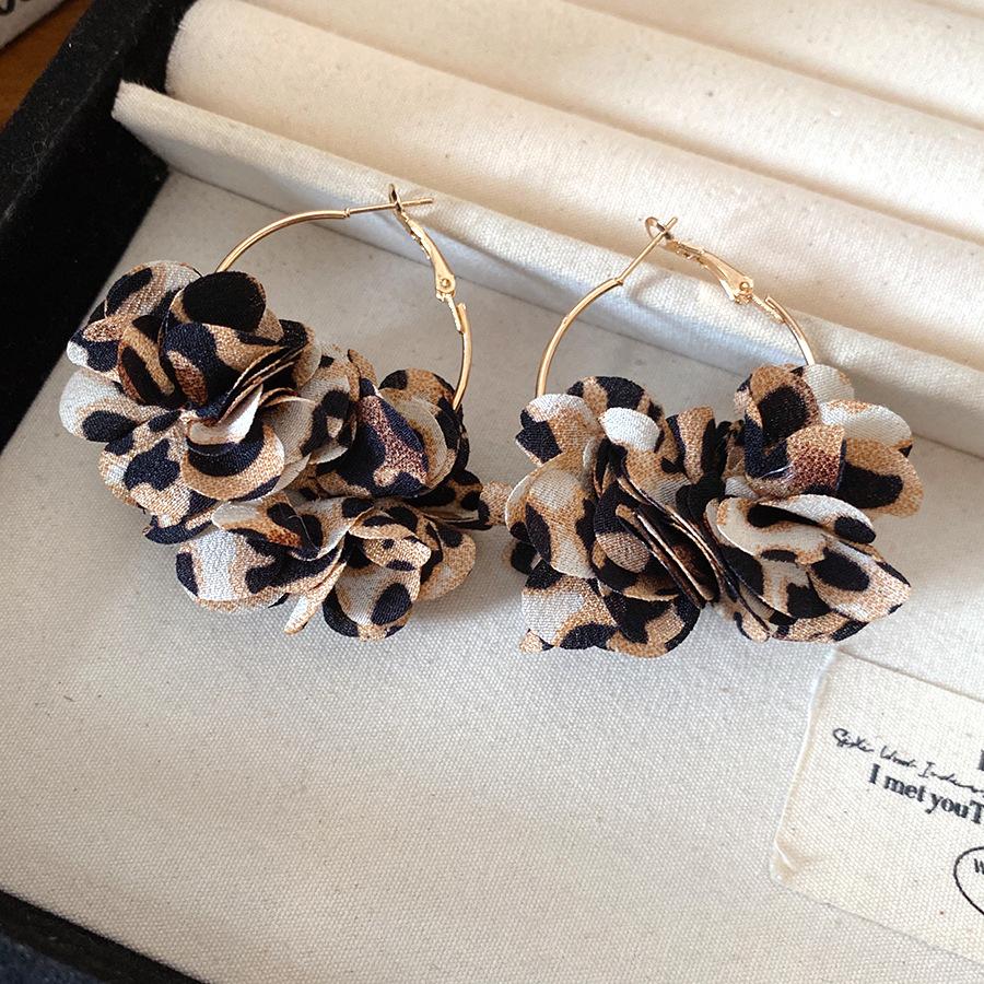 European and American fabric leopard print flower ear hook fashion simple earrings women s personality temperament earrings design sense niche
European and American fabric leopard print flower ear hook fashion simple earrings women s personality temperament earrings design sense niche