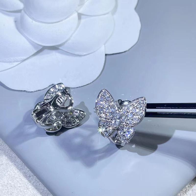 Кафф на ухо и серьги-пусеты «Бабочка» из розового золота 18 карат и белого золота с бриллиантами белого золота
Кафф на ухо и серьги-пусеты «Бабочка» из розового золота 18 карат и белого золота с бриллиантами белого золота