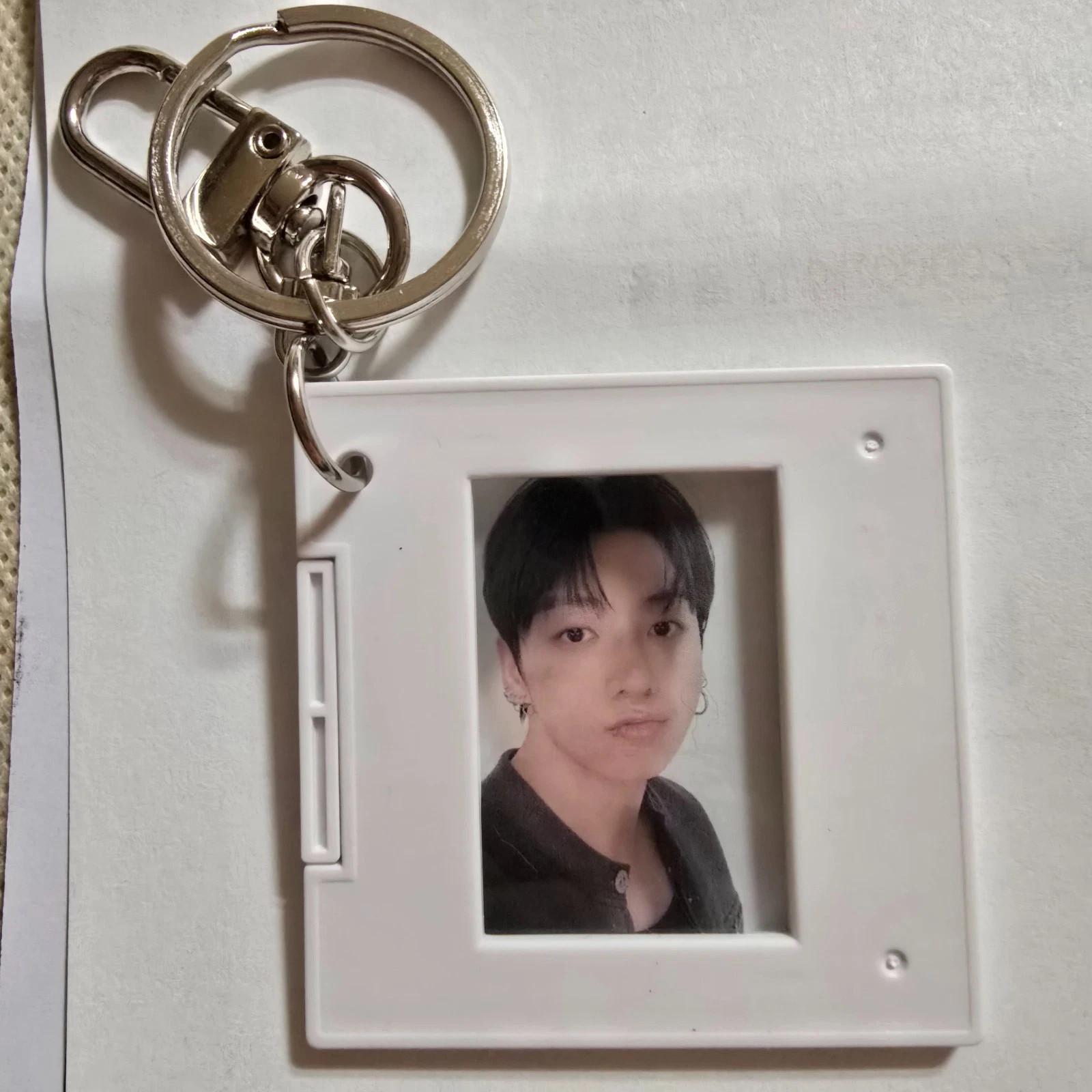 BTS 5-й АЛЬБОМ ARIRANG 2026 WEVERSE POB ФОТОКАРТКА EARLY BIRD ТА КІЛЬЦЕ ДЛЯ КЛЮЧІВ З КРІПЛЕННЯМ ДЛЯ ФІЛЬМУ SELPIE FILM MOUNT KEYRING - JUNGKOOK
BTS 5-й АЛЬБОМ ARIRANG 2026 WEVERSE POB ФОТОКАРТКА EARLY BIRD ТА КІЛЬЦЕ ДЛЯ КЛЮЧІВ З КРІПЛЕННЯМ ДЛЯ ФІЛЬМУ SELPIE FILM MOUNT KEYRING - JUNGKOOK