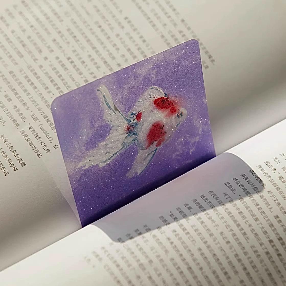 Goldfish Pvc Bookmark Tear-Resistant Glitter Bookmark Sparkle Book Accessory Transparent Transparent Page Marker For Students фіолетовий
Goldfish Pvc Bookmark Tear-Resistant Glitter Bookmark Sparkle Book Accessory Transparent Transparent Page Marker For Students фіолетовий