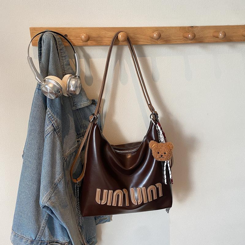 Large-capacity bag Women s Korean alphabet shoulder bag Casual commuting Portable tote bag Casual versatile No pendant темно-коричневого
Large-capacity bag Women s Korean alphabet shoulder bag Casual commuting Portable tote bag Casual versatile No pendant темно-коричневого