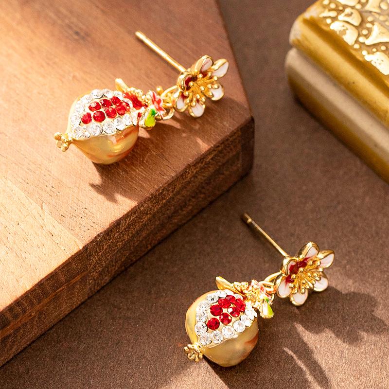 Korean version of the new fashionable and exquisite diamond-encrusted enamel glaze pomegranate earrings women s light luxury simple high-end earrings
Korean version of the new fashionable and exquisite diamond-encrusted enamel glaze pomegranate earrings women s light luxury simple high-end earrings