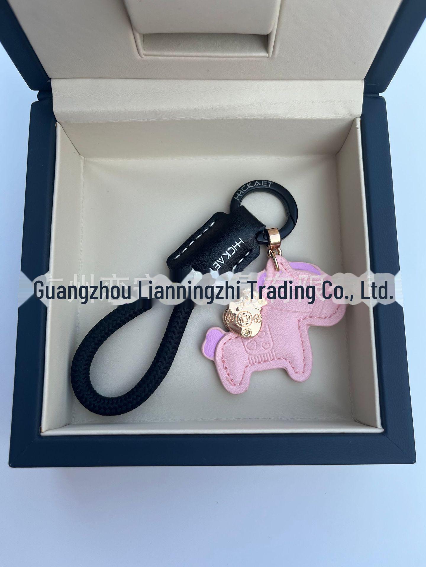 Брелок из коровьей кожи «Мгновенное богатство»: Креативный, элегантный подарок для пары и милый брелок для сумки
Брелок из коровьей кожи «Мгновенное богатство»: Креативный, элегантный подарок для пары и милый брелок для сумки