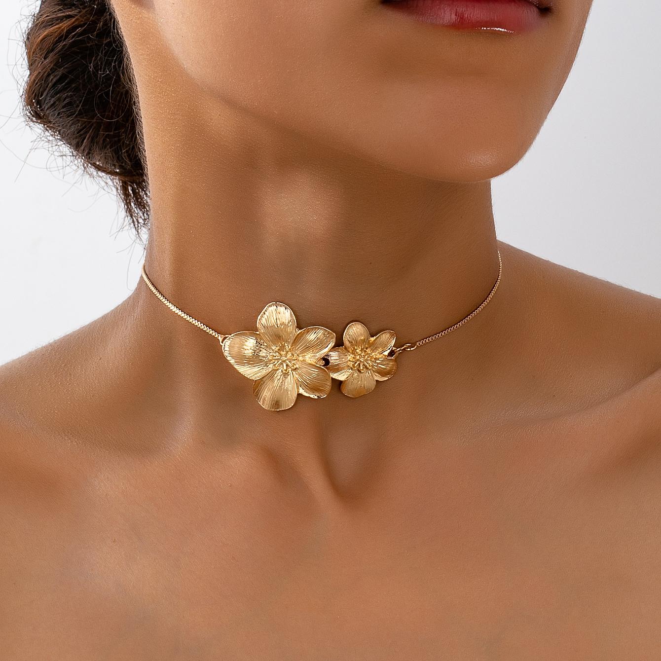 A Women s Necklace with a Floral Pendant, Summer Fresh Style, Box Chain Necklace with Adjustable Design, Suitable for Daily Wear, Parties, and as a Gi
A Women s Necklace with a Floral Pendant, Summer Fresh Style, Box Chain Necklace with Adjustable Design, Suitable for Daily Wear, Parties, and as a Gi