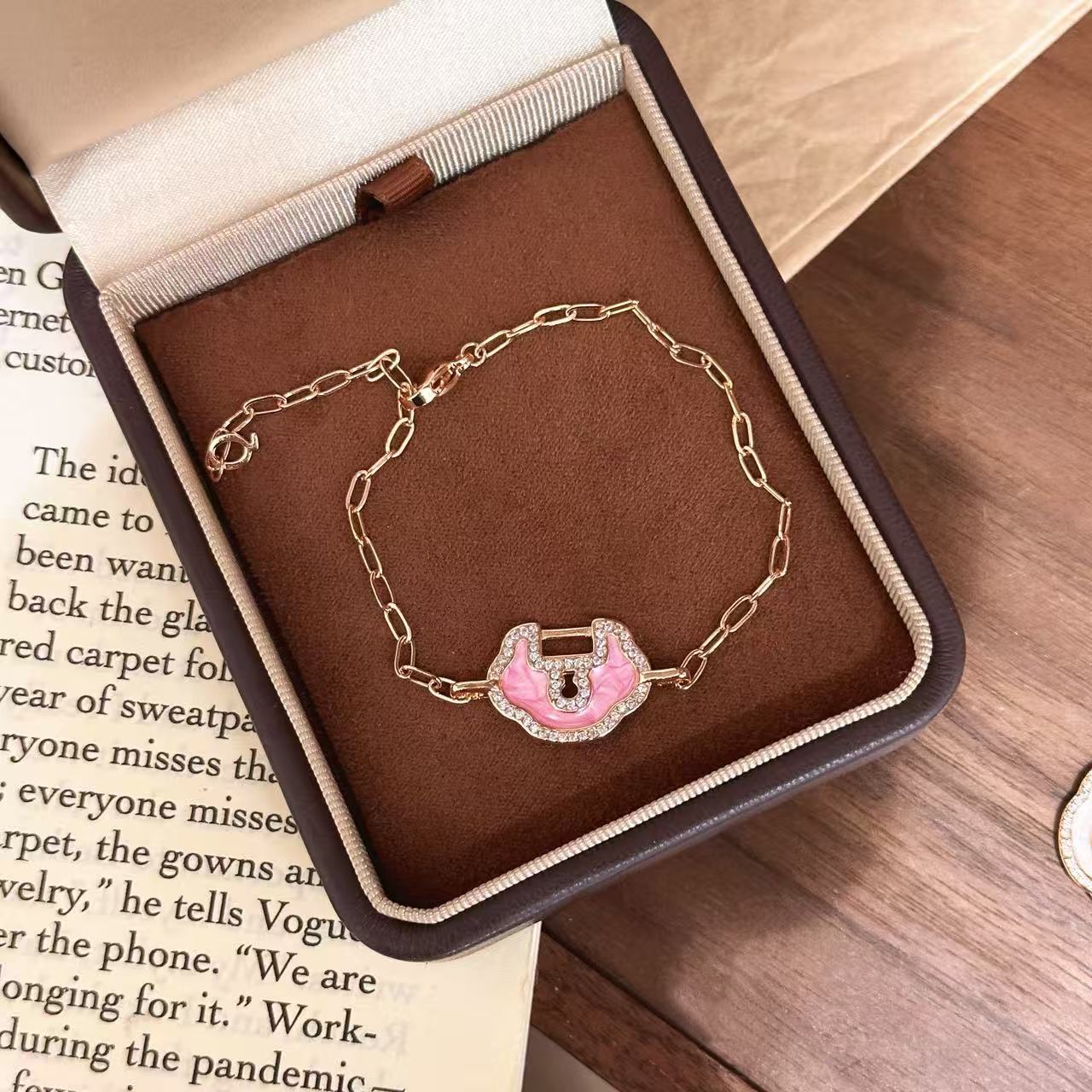 Xiaohongshu Explosive Seiko Violet Ruyi Lock Micro-inlaid Bracelet Necklace New Chinese Temperament Premium Set
Xiaohongshu Explosive Seiko Violet Ruyi Lock Micro-inlaid Bracelet Necklace New Chinese Temperament Premium Set