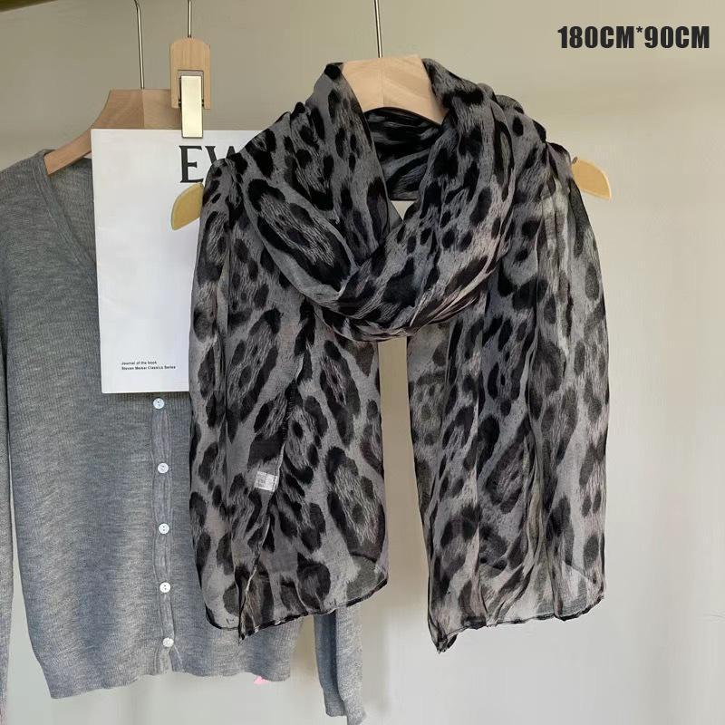 Универсальный шарф из шелковистой ткани с леопардовым принтом для ранней осени, женский тонкий теплый шарф на шею
Универсальный шарф из шелковистой ткани с леопардовым принтом для ранней осени, женский тонкий теплый шарф на шею