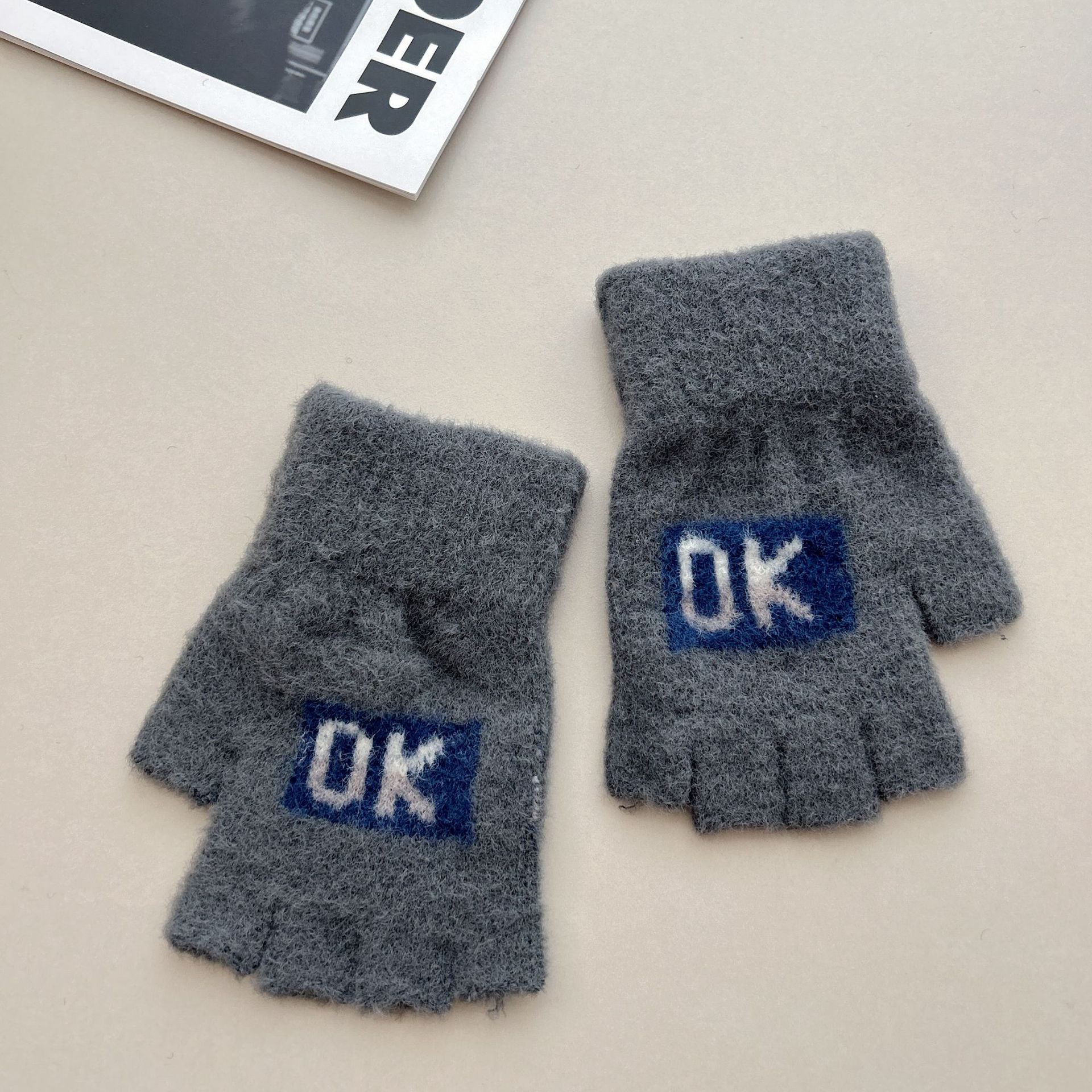 Korean version of letter knitted half-finger gloves 25 winter cold-proof letters OK trend warm versatile finger gloves one size fits all світло-сірого кольору
Korean version of letter knitted half-finger gloves 25 winter cold-proof letters OK trend warm versatile finger gloves one size fits all світло-сірого кольору