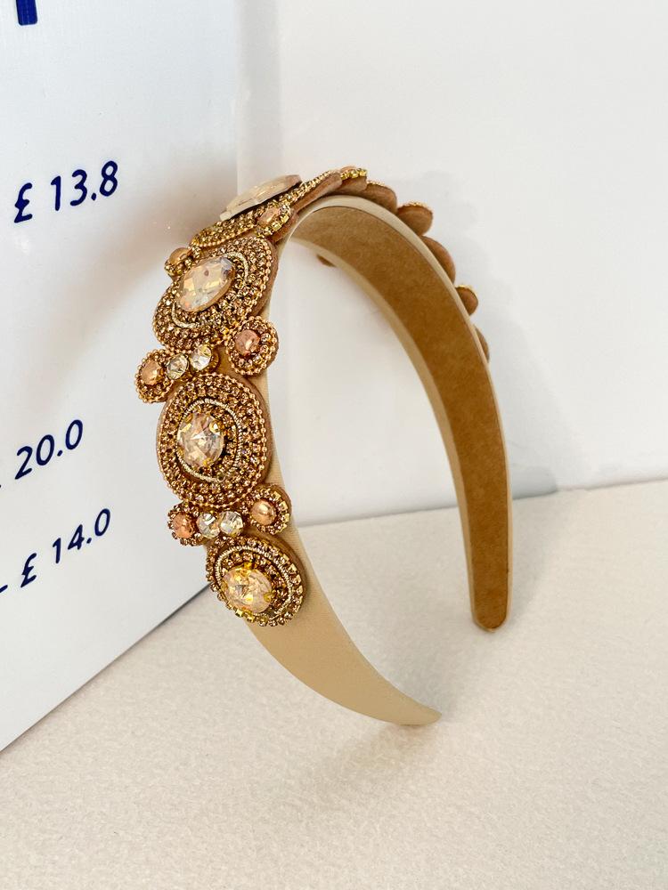 Тканевый овальный ободок с бриллиантами, темперамент тяжелой промышленности, ободок с высокой макушкой, нишевая личность, высококлассные аксессуары для волос
Тканевый овальный ободок с бриллиантами, темперамент тяжелой промышленности, ободок с высокой макушкой, нишевая личность, высококлассные аксессуары для волос