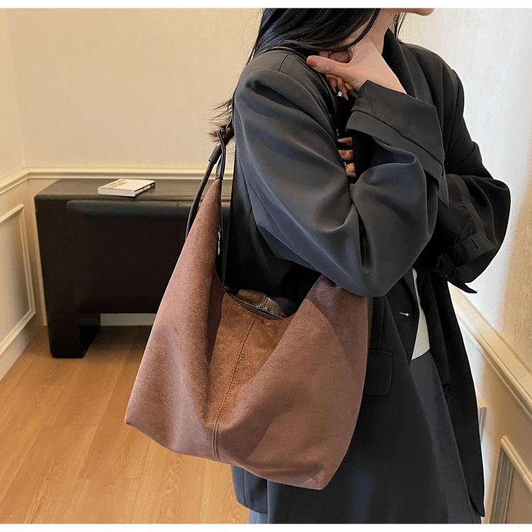 Новая сумка-тоут 2025 осень и зима новая мода универсальная сумка подмышку сумка для поездок на работу на плечо нишевая премиальная сумка-мессенджер темно-коричневого
Новая сумка-тоут 2025 осень и зима новая мода универсальная сумка подмышку сумка для поездок на работу на плечо нишевая премиальная сумка-мессенджер темно-коричневого