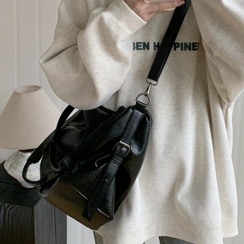 Простая сумка-тоут черная из искусственной кожи, на плечо, кроссбоди, для женщин, для ежедневных поездок на работу, дорожная сумка для хранения
Простая сумка-тоут черная из искусственной кожи, на плечо, кроссбоди, для женщин, для ежедневных поездок на работу, дорожная сумка для хранения