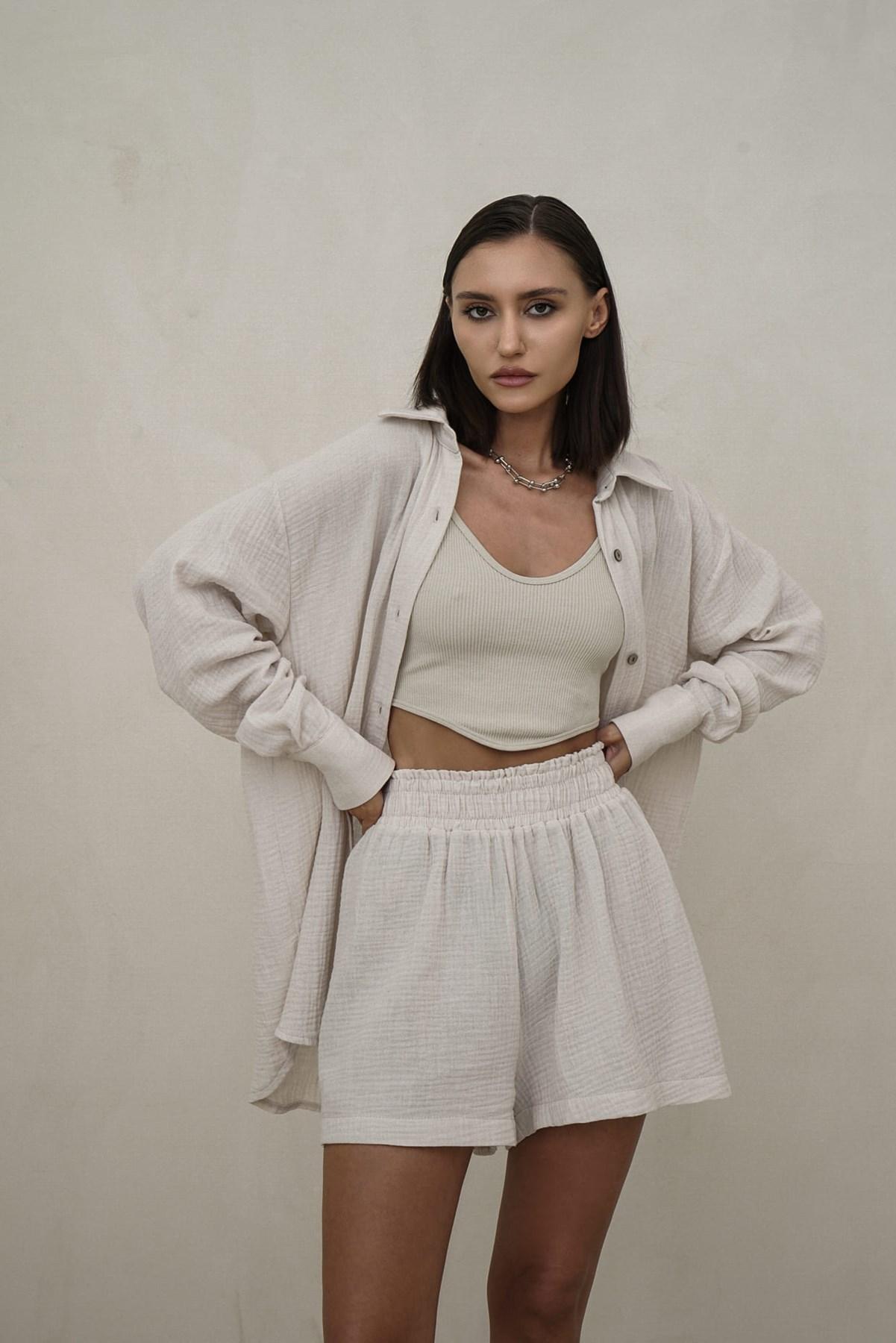 Комплект с бежевыми муслиновыми шортами Lorissa
Комплект с бежевыми муслиновыми шортами Lorissa