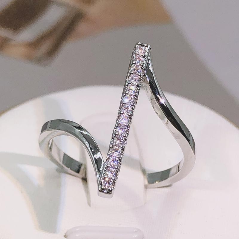 High Quality Unique “Z” Shape Silver Color Women Finger Ring Wedding Band Bridal Shine Crystal Zircon Fashion Party Wedding Ring 8 білий
High Quality Unique “Z” Shape Silver Color Women Finger Ring Wedding Band Bridal Shine Crystal Zircon Fashion Party Wedding Ring 8 білий
