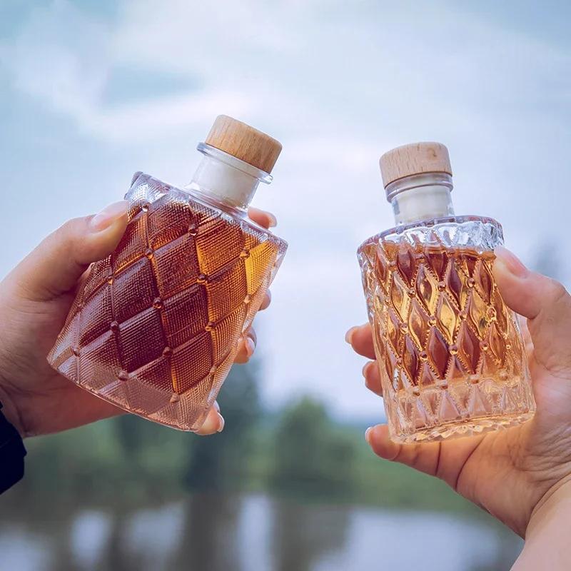 Diamond Pattern Whiskey Decanter for Liquor Scotch Bourbon Lead-Free Glass, Cute Outdoor Travel
Diamond Pattern Whiskey Decanter for Liquor Scotch Bourbon Lead-Free Glass, Cute Outdoor Travel