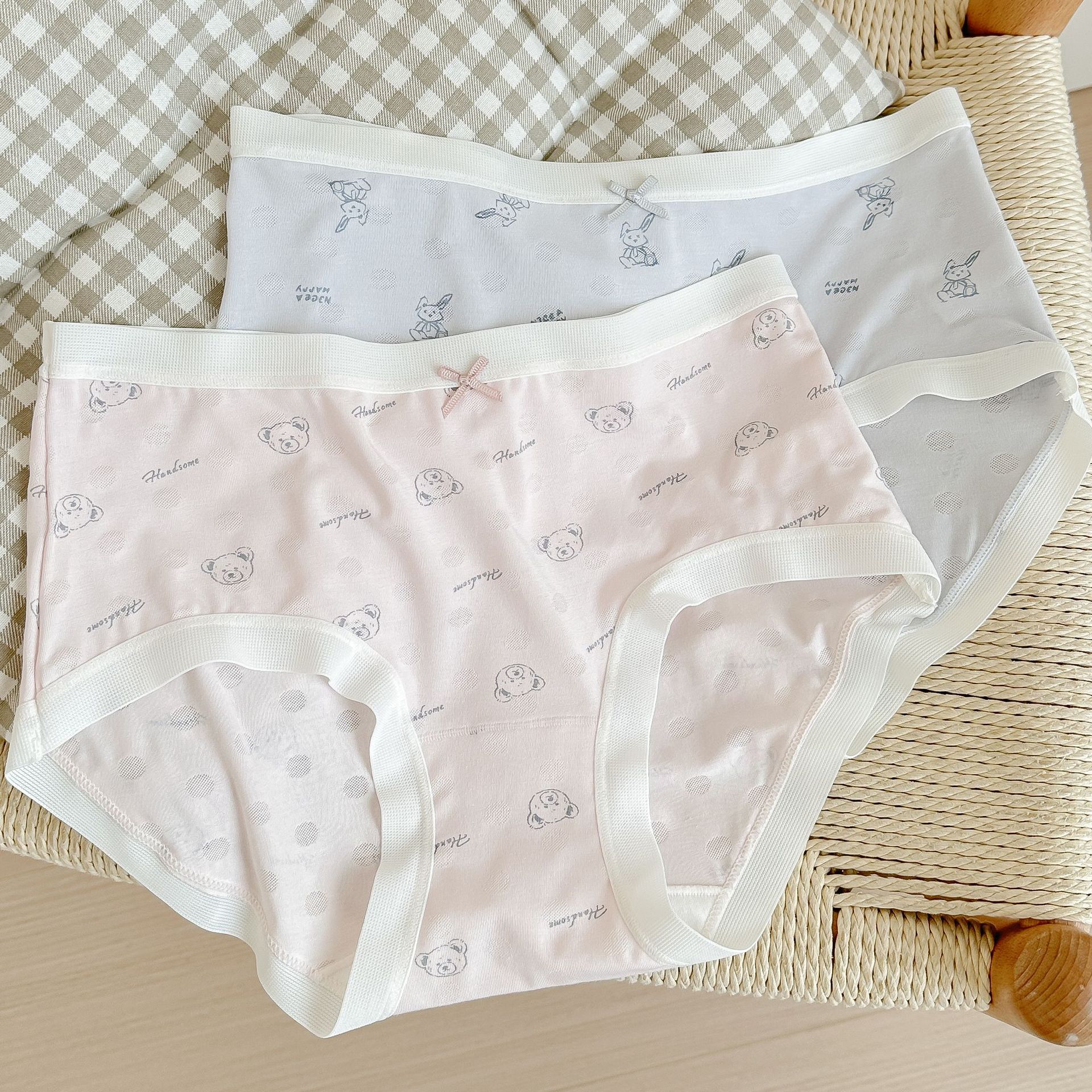 Безшовні тонкі жіночі трусики з милим принтом і ведмедиком One Size
Безшовні тонкі жіночі трусики з милим принтом і ведмедиком One Size