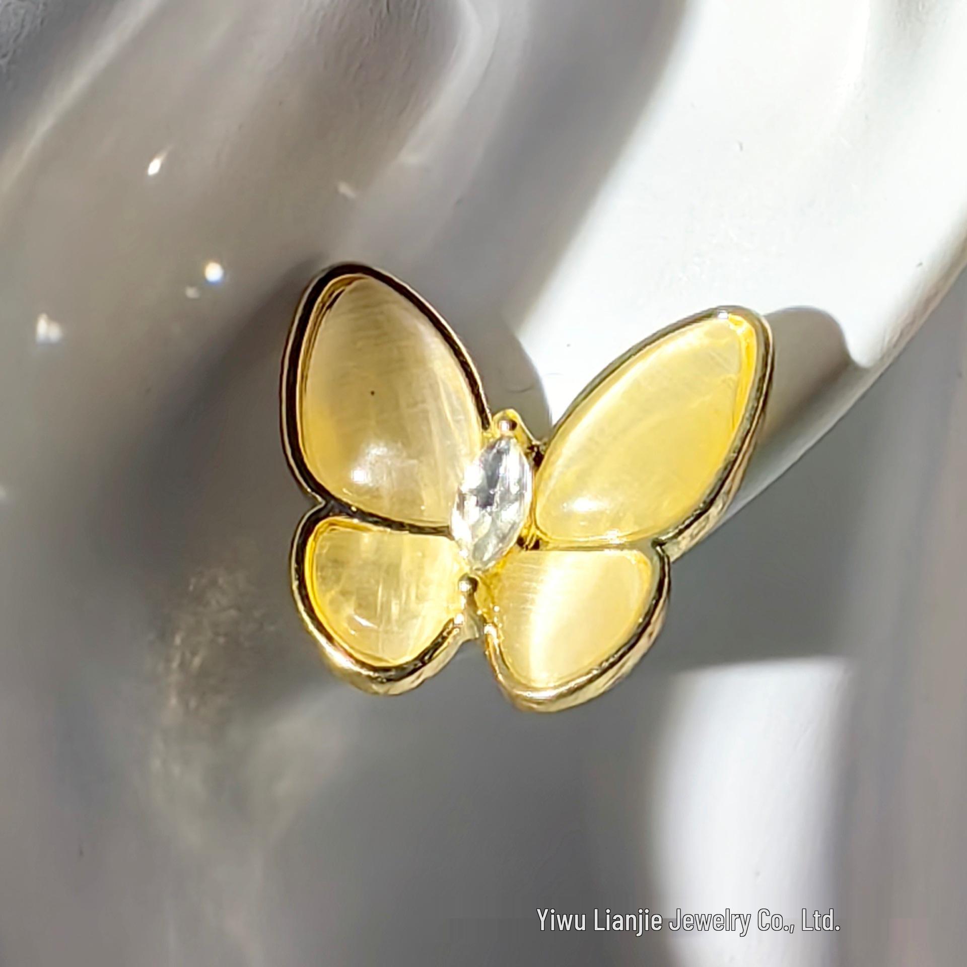 Lively Butterfly 18K Gold-Plated Necklace: Women’s Light Luxury, High-End Niche Internet Celebrity Style
Lively Butterfly 18K Gold-Plated Necklace: Women’s Light Luxury, High-End Niche Internet Celebrity Style