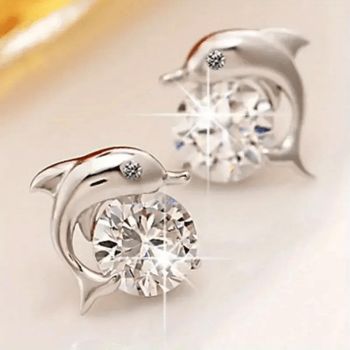 A Pair of Earrings and High-end Luxury Synthetic Zircon Earrings
A Pair of Earrings and High-end Luxury Synthetic Zircon Earrings